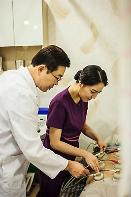 포토 JPG 여자 노년 남자 엎드리기 중년 50대 서기 상반신 성인 옆모습 치료 세명 30대 진료 한의학 한국인 환자 간호사 의사가운 60대 한의원 한의사 부항 국내포토 뷰포인트 의학 모션 병원 사람 동양인 장년 의료진 의사 가운 파일형식