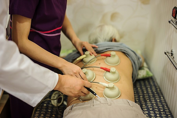 포토 JPG 여자 노년 남자 엎드리기 중년 50대 서기 상반신 성인 옆모습 치료 세명 30대 진료 한의학 한국인 환자 간호사 60대 한의원 한의사 부항 국내포토 뷰포인트 의학 모션 병원 사람 동양인 장년 의료진 의사 파일형식