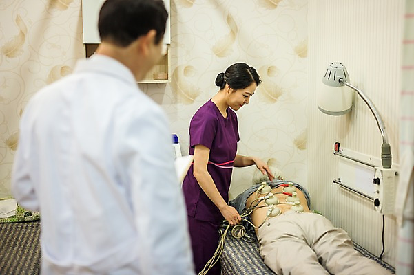 포토 JPG 여자 노년 남자 엎드리기 중년 50대 서기 상반신 성인 옆모습 뒷모습 치료 30대 진료 한의학 한국인 환자 간호사 의사가운 60대 한의원 한의사 부항 국내포토 뷰포인트 의학 모션 병원 사람 동양인 장년 의료진 의사 가운 파일형식