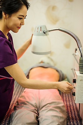 포토 JPG 여자 노년 남자 엎드리기 서기 상반신 성인 두명 옆모습 뒷모습 치료 30대 진료 한의학 한국인 간호사 60대 한의원 물리치료 적외선치료기 찜질 성인만 국내포토 뷰포인트 의학 의료기기 모션 병원 사람 동양인 장년 의료진 파일형식