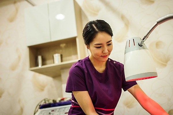 포토 JPG 여자 실내 한명 서기 상반신 성인 옆모습 30대 진료 한의학 한국인 간호사 한의원 물리치료 적외선치료기 진료실 찜질 국내포토 1 뷰포인트 의학 의료기기 모션 병원 사람 동양인 내부 치료 장년 의료진 파일형식