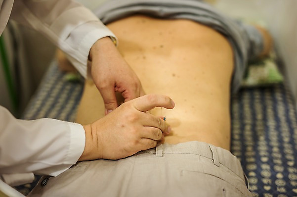 포토 JPG 손 노년 남자 엎드리기 중년 50대 실내 두명 뒷모습 신체부위 치료 진료 한의학 환자 등 60대 한의원 한의사 침술 성인만 국내포토 뷰포인트 의학 모션 병원 사람 성인 내부 의사 파일형식