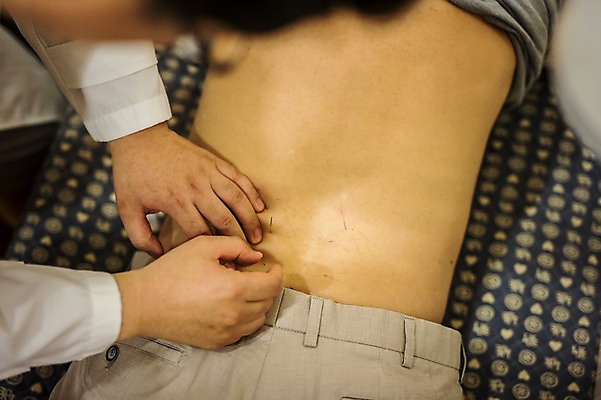 포토 JPG 손 노년 남자 엎드리기 중년 50대 실내 두명 뒷모습 신체부위 치료 진료 한의학 환자 등 60대 한의원 한의사 침술 성인만 국내포토 뷰포인트 의학 모션 병원 사람 성인 내부 의사 파일형식