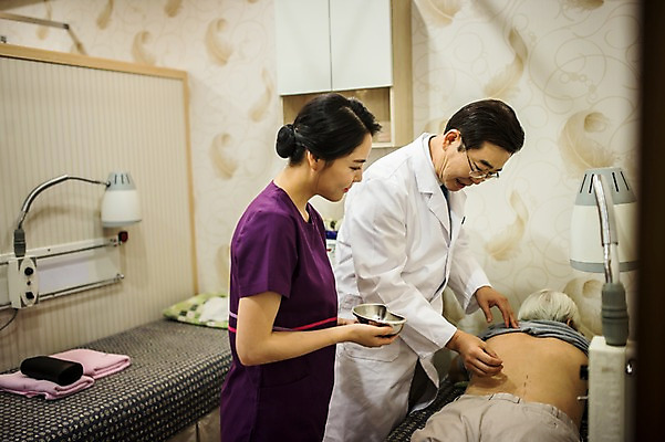 포토 JPG 여자 노년 남자 엎드리기 중년 50대 실내 서기 상반신 성인 옆모습 뒷모습 치료 세명 30대 진료 한의학 한국인 환자 간호사 등 의사가운 60대 한의원 한의사 침술 국내포토 뷰포인트 의학 모션 병원 사람 동양인 내부 신체부위 장년 의료진 의사 가운 파일형식