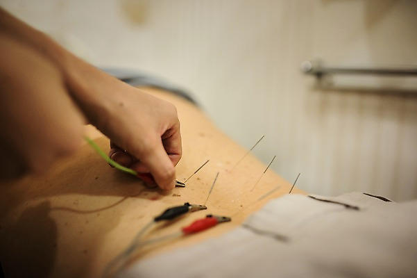 포토 JPG 손 노년 남자 엎드리기 중년 50대 실내 두명 신체부위 치료 진료 한의학 한국인 환자 등 60대 연결 한의원 한의사 침술 성인만 국내포토 의학 모션 병원 사람 동양인 성인 내부 의사 파일형식