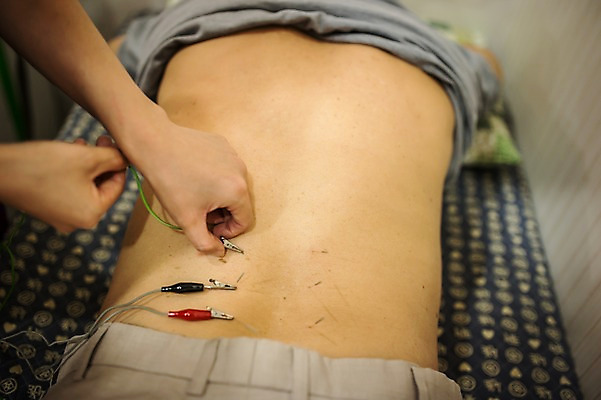 포토 JPG 손 노년 남자 엎드리기 중년 50대 실내 신체부위 치료 진료 한의학 한국인 환자 등 60대 한의원 침술 진료실 국내포토 의학 모션 병원 사람 동양인 성인 내부 파일형식