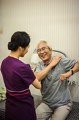 포토 JPG 여자 노년 남자 실내 서기 미소 앉기 상반신 성인 두명 앞모습 뒷모습 30대 진료 한의학 한국인 환자 간호사 60대 한의원 어깨통증 성인만 국내포토 뷰포인트 의학 모션 표정 병원 사람 동양인 내부 장년 의료진 질병 파일형식