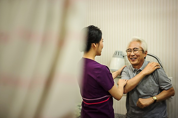 포토 JPG 여자 노년 남자 실내 서기 미소 앉기 상반신 성인 두명 앞모습 뒷모습 30대 진료 한의학 한국인 환자 간호사 60대 한의원 어깨통증 성인만 국내포토 뷰포인트 의학 모션 표정 병원 사람 동양인 내부 장년 의료진 질병 파일형식