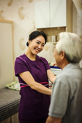 포토 JPG 여자 노년 남자 실내 서기 미소 앉기 상반신 성인 두명 옆모습 30대 진료 한의학 한국인 환자 간호사 60대 한의원 성인만 국내포토 뷰포인트 의학 모션 표정 병원 사람 동양인 내부 장년 의료진 파일형식