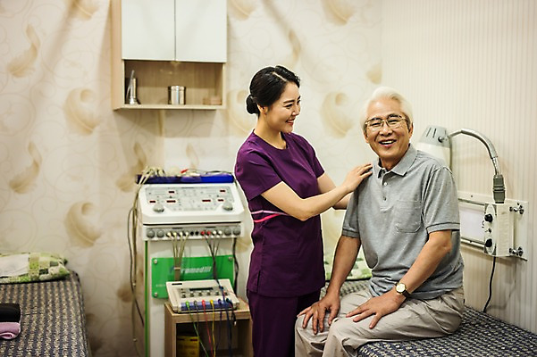 포토 JPG 여자 노년 남자 실내 서기 미소 앉기 상반신 성인 두명 앞모습 옆모습 30대 진료 한의학 한국인 환자 간호사 60대 한의원 성인만 국내포토 뷰포인트 의학 모션 표정 병원 사람 동양인 내부 장년 의료진 파일형식