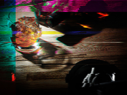 JPG 편집 편집이미지 술잔 주류 담배 경고 사람없음 뉴스 사회이슈 디지털합성 합성 번짐 중독 알코올중독 노이즈 니코틴중독 디지털아트 편집실사 음료 컨셉 잔 CG 파일형식 효과