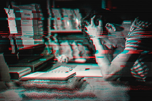 JPG 편집 편집이미지 남자 스트레스 경고 한명 성인 뉴스 좌절 사회이슈 책상 디지털합성 합성 취업준비생 번짐 노이즈 디지털아트 편집실사 1 감정 가구 컨셉 사람 구직 CG 파일형식 효과