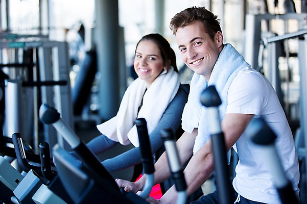 포토 JPG 외국인 여자 남자 실내 건강 20대 성인 두명 운동기구 헬스 헬스장 의료성형뷰티 국내포토 사람 인종 청년 내부 운동 파일형식