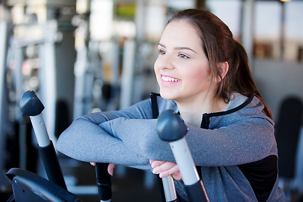 포토 JPG 외국인 여자 실내 건강 한명 웃음 20대 성인 운동기구 헬스 기댐 헬스장 의료성형뷰티 국내포토 1 모션 표정 사람 인종 청년 내부 운동 파일형식