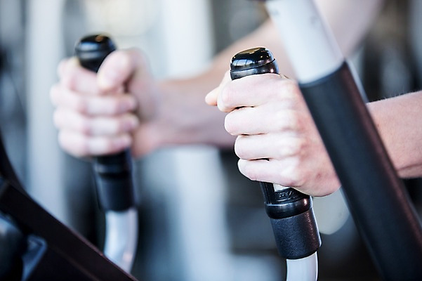 포토 JPG 외국인 손 남자 실내 건강 한명 성인 신체부위 운동기구 헬스 헬스장 의료성형뷰티 국내포토 1 사람 인종 내부 운동 파일형식