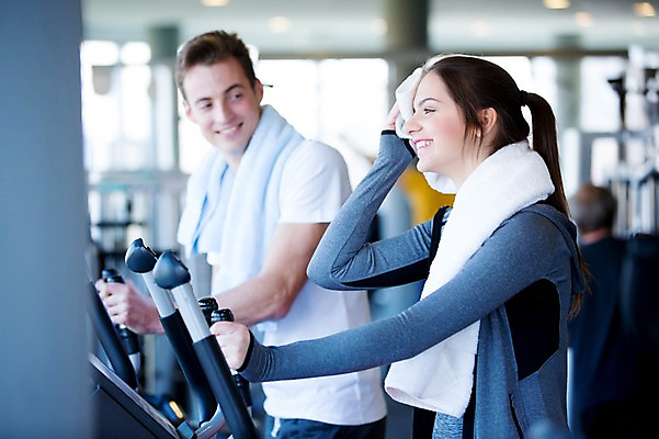 포토 JPG 외국인 여자 남자 실내 건강 20대 성인 두명 수건 운동기구 헬스 헬스장 의료성형뷰티 국내포토 사람 인종 청년 내부 위생용품 운동 파일형식