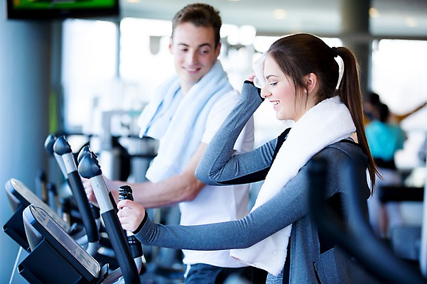 포토 JPG 외국인 여자 남자 실내 건강 20대 성인 두명 수건 운동기구 헬스 헬스장 의료성형뷰티 국내포토 사람 인종 청년 내부 위생용품 운동 파일형식