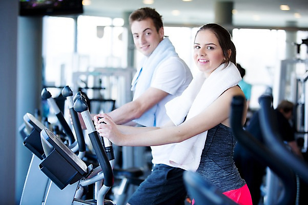 포토 JPG 외국인 여자 남자 실내 건강 20대 성인 두명 운동기구 헬스 헬스장 의료성형뷰티 국내포토 사람 인종 청년 내부 운동 파일형식