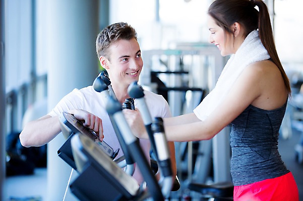 포토 JPG 외국인 여자 남자 실내 건강 20대 성인 두명 운동기구 헬스 헬스장 의료성형뷰티 국내포토 사람 인종 청년 내부 운동 파일형식