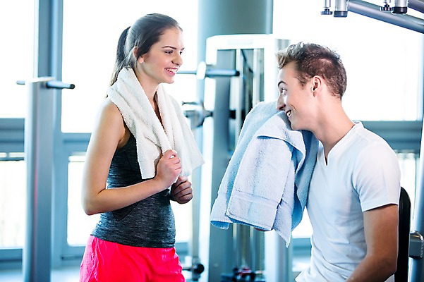 포토 JPG 외국인 여자 남자 실내 건강 20대 성인 두명 수건 운동기구 헬스 헬스장 의료성형뷰티 국내포토 사람 인종 청년 내부 위생용품 운동 파일형식