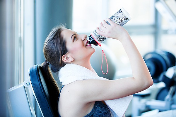 포토 JPG 외국인 여자 실내 건강 한명 20대 성인 수건 운동기구 헬스 헬스장 마시기 물병 의료성형뷰티 국내포토 1 모션 사람 인종 청년 내부 위생용품 운동 물통 파일형식