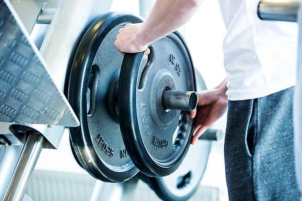 포토 JPG 외국인 남자 실내 건강 한명 20대 성인 운동기구 헬스 헬스장 역기 의료성형뷰티 국내포토 1 사람 인종 청년 내부 운동 파일형식