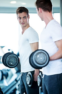 포토 JPG 외국인 남자 실내 건강 한명 20대 성인 반사 운동기구 헬스 아령 헬스장 거울 의료성형뷰티 국내포토 1 사람 인종 청년 내부 운동 파일형식