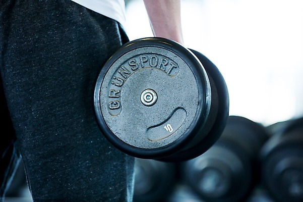 포토 JPG 남자 실내 건강 한명 20대 성인 운동기구 헬스 아령 헬스장 의료성형뷰티 국내포토 1 사람 청년 내부 운동 파일형식