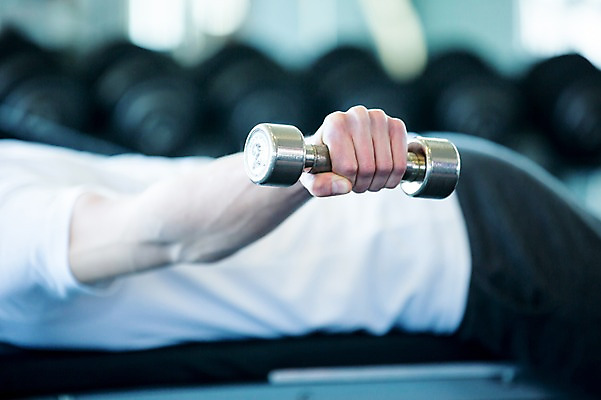 포토 JPG 남자 실내 건강 한명 20대 성인 운동기구 헬스 아령 헬스장 의료성형뷰티 국내포토 1 사람 청년 내부 운동 파일형식