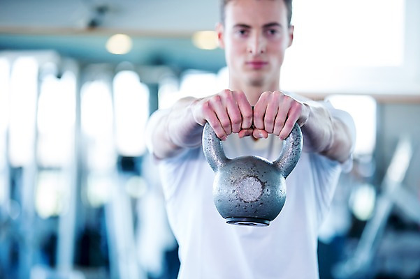 포토 JPG 외국인 남자 실내 건강 한명 20대 성인 아웃포커스 운동기구 헬스 아령 헬스장 케틀벨 케틀벨운동 의료성형뷰티 국내포토 1 촬영기법 사람 인종 청년 내부 운동 파일형식