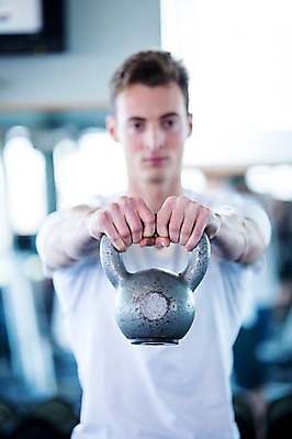 포토 JPG 외국인 남자 실내 건강 한명 20대 성인 아웃포커스 운동기구 헬스 아령 헬스장 케틀벨 케틀벨운동 의료성형뷰티 국내포토 1 촬영기법 사람 인종 청년 내부 운동 파일형식