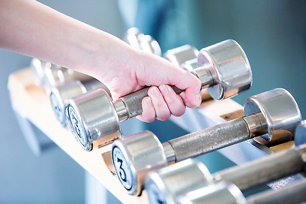 포토 JPG 손 남자 실내 건강 한명 성인 신체부위 운동기구 헬스 아령 헬스장 의료성형뷰티 국내포토 1 사람 내부 운동 파일형식