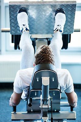 포토 JPG 외국인 남자 실내 건강 한명 20대 성인 뒷모습 운동기구 헬스 헬스장 하체운동 의료성형뷰티 국내포토 1 뷰포인트 사람 인종 청년 내부 운동 파일형식