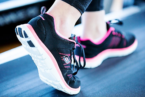 포토 JPG 여자 운동화 발 실내 건강 한명 성인 신체부위 운동기구 헬스 헬스장 런닝머신 의료성형뷰티 국내포토 1 신발 사람 내부 운동 파일형식