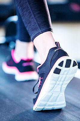 포토 JPG 여자 운동화 발 실내 건강 한명 성인 신체부위 운동기구 헬스 헬스장 런닝머신 의료성형뷰티 국내포토 1 신발 사람 내부 운동 파일형식