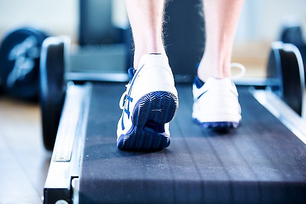 포토 JPG 남자 운동화 발 실내 건강 한명 성인 신체부위 운동기구 헬스 헬스장 런닝머신 의료성형뷰티 국내포토 1 신발 사람 내부 운동 파일형식