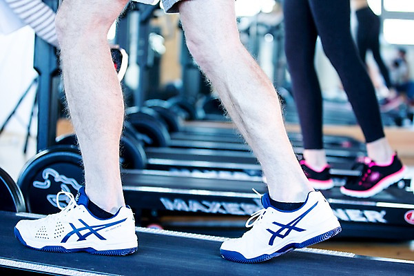 포토 JPG 여자 남자 운동화 발 실내 건강 성인 두명 신체부위 운동기구 헬스 헬스장 런닝머신 의료성형뷰티 국내포토 신발 사람 내부 운동 파일형식