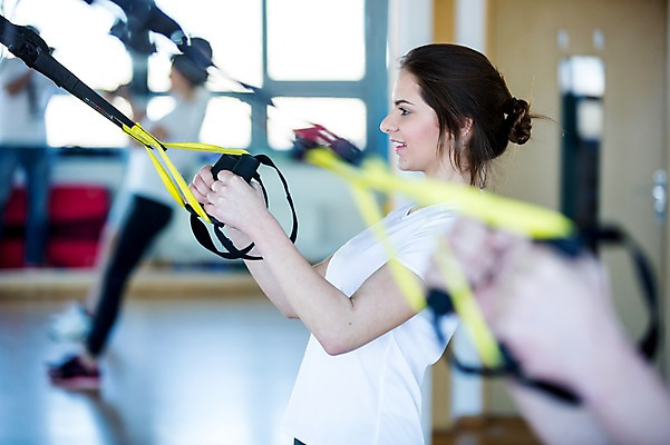 포토 JPG 외국인 여자 실내 건강 한명 20대 성인 운동기구 헬스 헬스장 팔운동 의료성형뷰티 국내포토 1 사람 인종 청년 내부 운동 파일형식