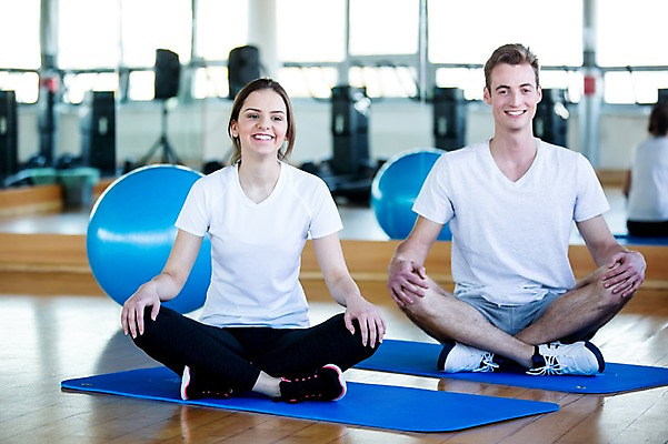 포토 JPG 외국인 여자 남자 실내 건강 20대 성인 두명 운동기구 헬스 헬스장 매트 가부좌 의료성형뷰티 국내포토 사람 앉기 인종 청년 내부 운동 파일형식