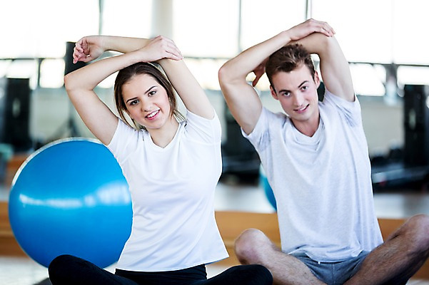 포토 JPG 외국인 여자 남자 실내 건강 20대 성인 두명 운동기구 헬스 스트레칭 헬스장 매트 의료성형뷰티 국내포토 사람 인종 청년 내부 운동 파일형식