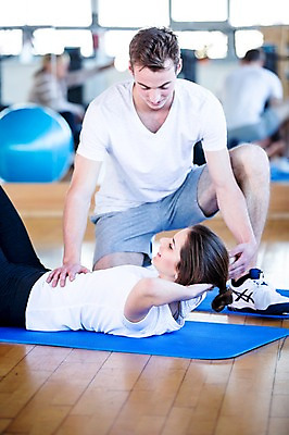 포토 JPG 외국인 여자 남자 실내 건강 20대 성인 두명 운동기구 헬스 헬스장 매트 복근운동 의료성형뷰티 국내포토 사람 인종 청년 내부 운동 파일형식