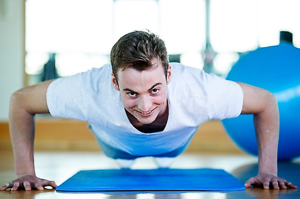 포토 JPG 외국인 남자 실내 건강 한명 20대 성인 운동기구 헬스 헬스장 매트 팔굽혀펴기 의료성형뷰티 국내포토 1 사람 인종 청년 내부 운동 파일형식