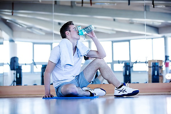 포토 JPG 전신 외국인 남자 실내 건강 한명 앉기 20대 성인 수건 운동기구 헬스 헬스장 물병 물마시기 의료성형뷰티 국내포토 1 모션 사람 인종 청년 내부 위생용품 운동 마시기 물통 파일형식