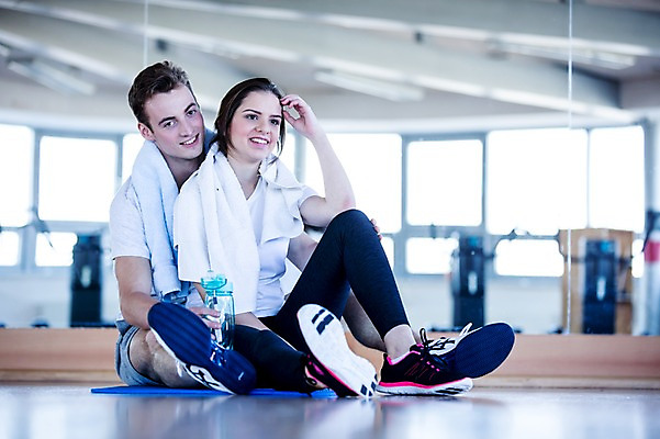 포토 JPG 외국인 커플 여자 남자 휴식 실내 건강 20대 성인 두명 수건 운동기구 헬스 헬스장 물병 의료성형뷰티 국내포토 컨셉 관계 사람 인종 청년 내부 위생용품 운동 물통 파일형식