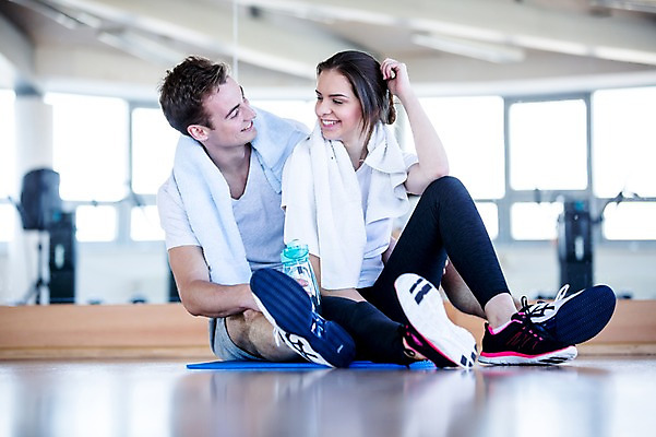 포토 JPG 외국인 커플 여자 남자 휴식 실내 건강 앉기 20대 성인 두명 마주보기 운동기구 헬스 헬스장 물병 의료성형뷰티 국내포토 컨셉 관계 모션 사람 인종 청년 내부 운동 물통 파일형식