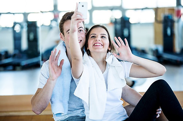 포토 JPG 외국인 커플 여자 남자 실내 건강 20대 성인 두명 스마트폰 손들기 운동기구 헬스 헬스장 셀프카메라 의료성형뷰티 국내포토 관계 모션 사람 인종 청년 내부 핸드폰 스마트기기 운동 사진촬영 파일형식