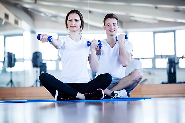 포토 JPG 외국인 여자 남자 실내 건강 20대 성인 두명 운동기구 헬스 아령 헬스장 팔운동 의료성형뷰티 국내포토 사람 인종 청년 내부 운동 파일형식