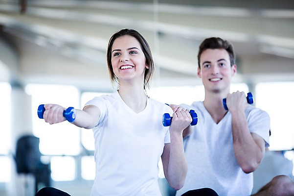 포토 JPG 외국인 여자 남자 실내 건강 20대 성인 두명 운동기구 헬스 아령 헬스장 팔운동 의료성형뷰티 국내포토 사람 인종 청년 내부 운동 파일형식