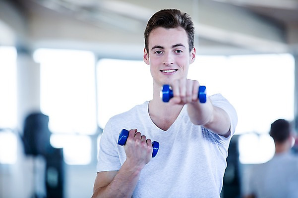 포토 JPG 외국인 남자 실내 건강 한명 20대 성인 운동기구 헬스 아령 헬스장 팔운동 의료성형뷰티 국내포토 1 사람 인종 청년 내부 운동 파일형식