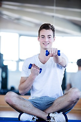 포토 JPG 전신 외국인 남자 실내 건강 한명 20대 성인 운동기구 헬스 아령 헬스장 팔운동 가부좌 의료성형뷰티 국내포토 1 사람 앉기 인종 청년 내부 운동 파일형식